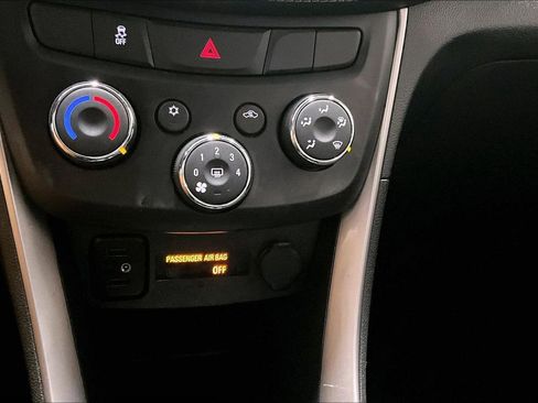 Used 2019 Chevrolet Trax LT w/ LT Convenience Package image 14