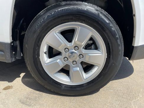 Used 2016 Jeep Compass Latitude FWD image 26
