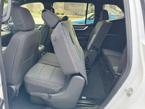 Used 2025 GMC Acadia Elevation image 41