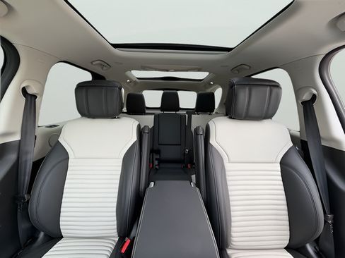 Certified 2026 Land Rover Discovery Limited Edition AWD/4WD image 28