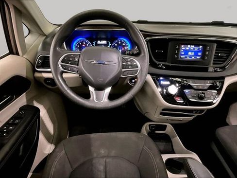 Used 2017 Chrysler Pacifica LX FWD image 5