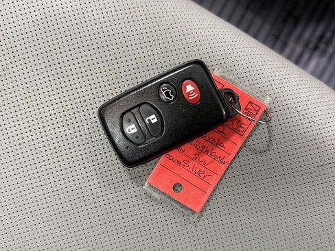 Used 2012 Toyota Highlander Limited w/ Tow Pkg image 33