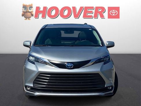 Used 2025 Toyota Sienna XLE w/ XLE Plus Package FWD image 5