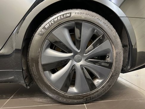 Used 2022 Tesla Model S Plaid image 7