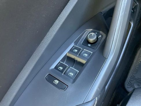 Used 2023 Volkswagen Jetta SE w/ Panoramic Sunroof Package image 21