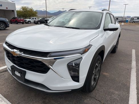 Used 2025 Chevrolet Trax LT image 1