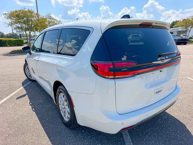 Used 2025 Chrysler Pacifica Select FWD image 5