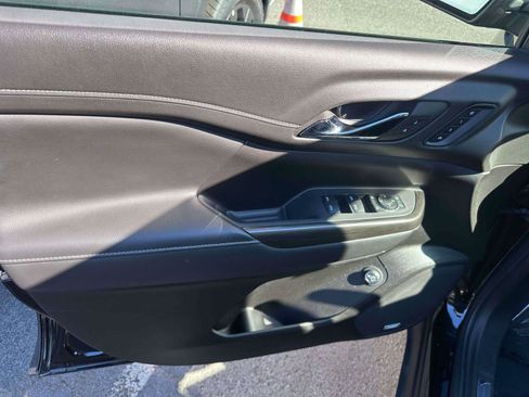 Used 2022 GMC Acadia SLT w/ Technology Package image 16