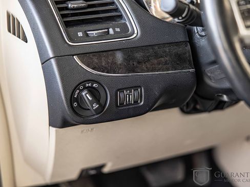 Used 2016 Chrysler Town & Country Touring w/ Driver Convenience Group image 19