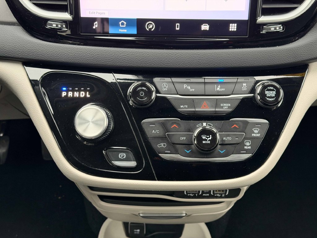 Used 2024 Chrysler Pacifica Touring-L FWD image 32