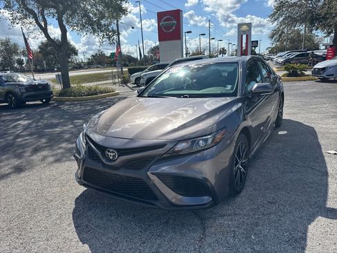 Used 2024 Toyota Camry SE image 3