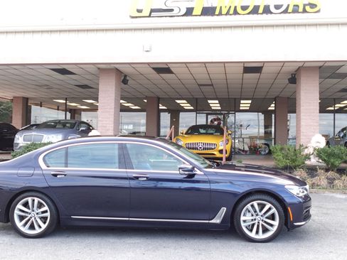 Used 2016 BMW 750i image 2