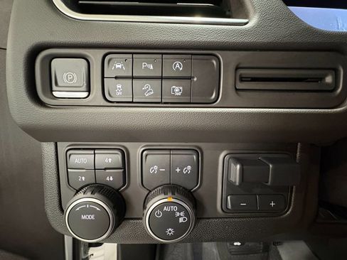 Used 2024 Chevrolet Tahoe Z71 w/ Luxury Package AWD/4WD image 33
