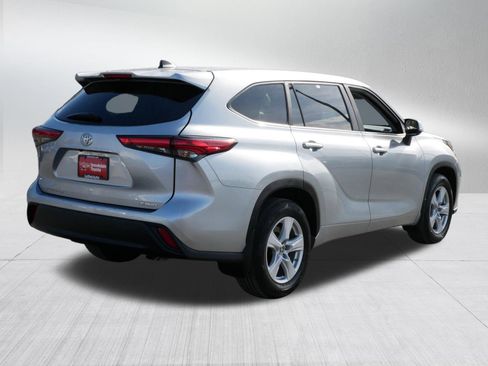 Used 2023 Toyota Highlander LE image 6