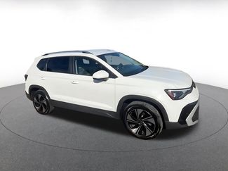 Used 2025 Volkswagen Taos SE video 2