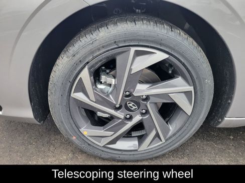 Used 2025 Hyundai Elantra Limited image 10