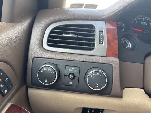 Used 2013 Chevrolet Avalanche LTZ AWD/4WD image 27