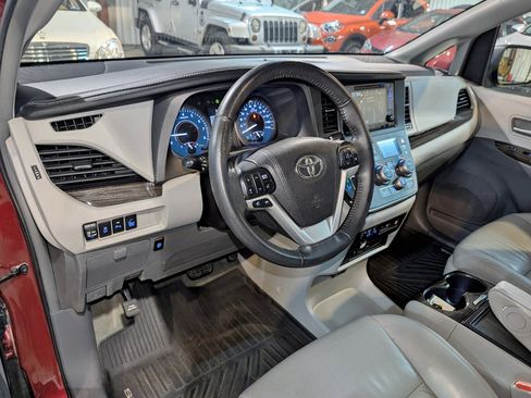 Used 2017 Toyota Sienna XLE Premium image 17