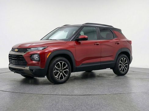 Used 2025 Chevrolet TrailBlazer LT image 3