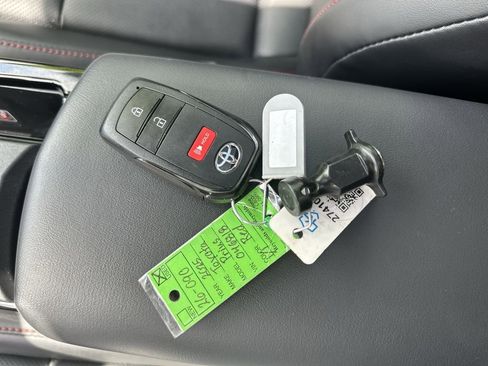 Used 2025 Toyota Prius Plug-In Hybrid FWD image 23