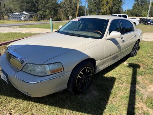 Used 2003 Lincoln Town Car Cartier image 2