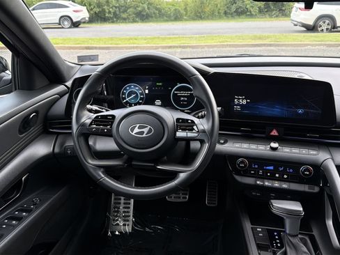 Used 2025 Hyundai Elantra SEL FWD image 16