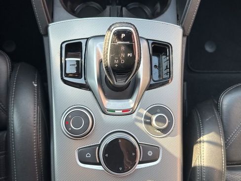 Used 2022 Alfa Romeo Stelvio Veloce image 38