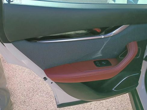 Used 2018 Maserati Levante GranLusso image 18