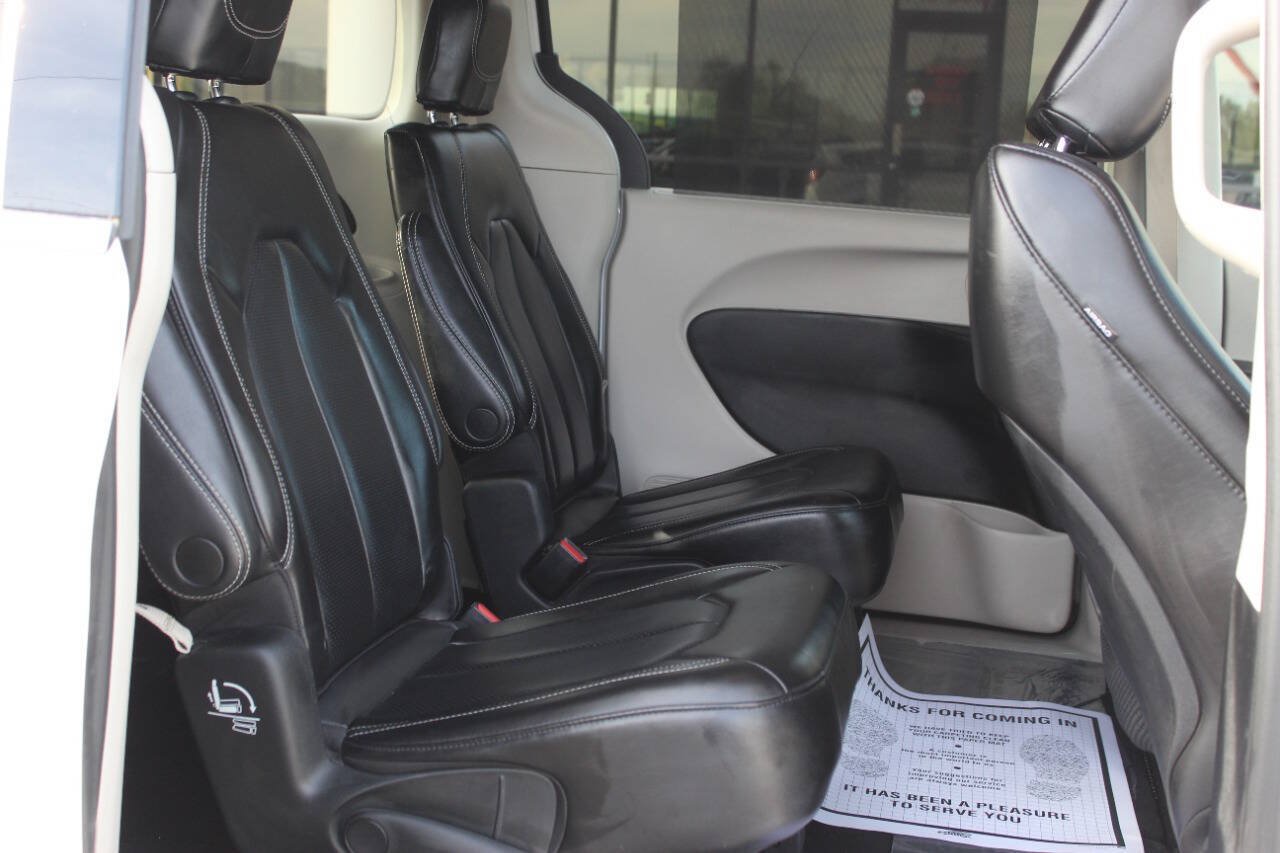 Used 2023 Chrysler Pacifica Touring-L FWD image 11