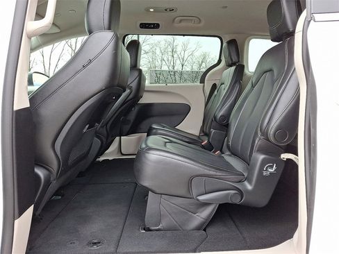 Used 2023 Chrysler Pacifica Touring-L image 13