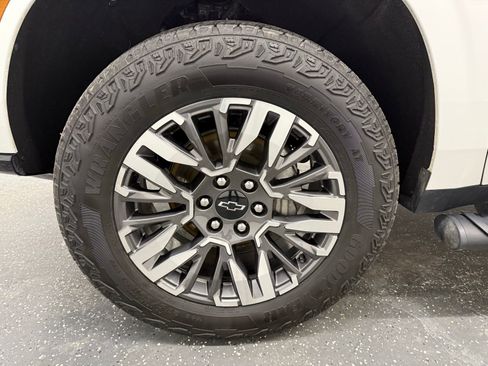 Used 2025 Chevrolet Suburban Z71 image 18