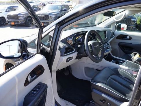 Used 2023 Chrysler Pacifica Limited FWD image 15