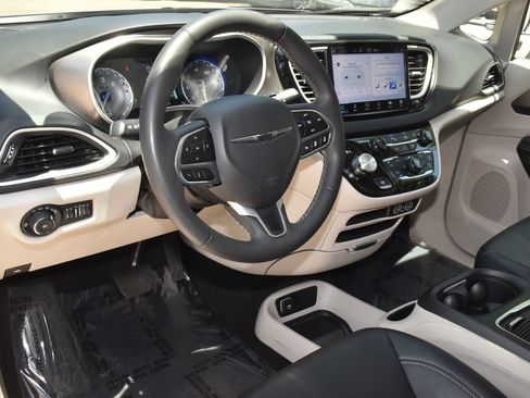 Used 2024 Chrysler Pacifica Touring-L FWD image 33