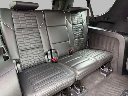 Used 2022 Cadillac Escalade ESV Premium Luxury Platinum image 17