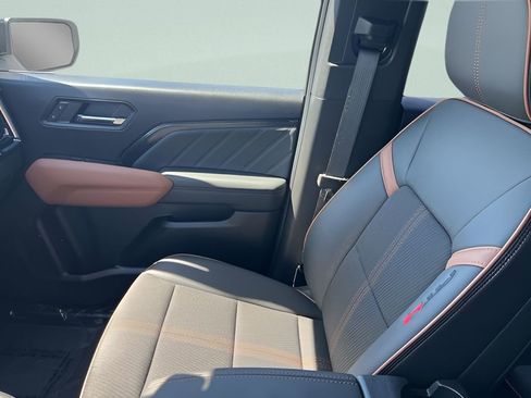 Used 2025 GMC Canyon AT4 w/ Nightfall Edition AWD/4WD image 9