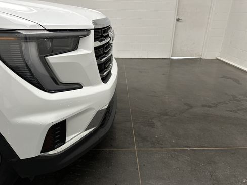 Used 2025 GMC Acadia Elevation FWD image 2