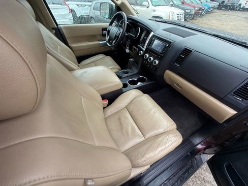 Used 2019 Toyota Sequoia Limited w/ Safety & Convenience Package image 6