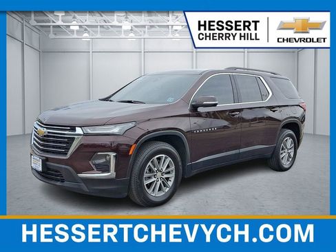 Certified 2023 Chevrolet Traverse LT FWD image 1