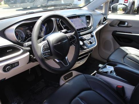 Used 2023 Chrysler Pacifica Touring-L FWD image 3