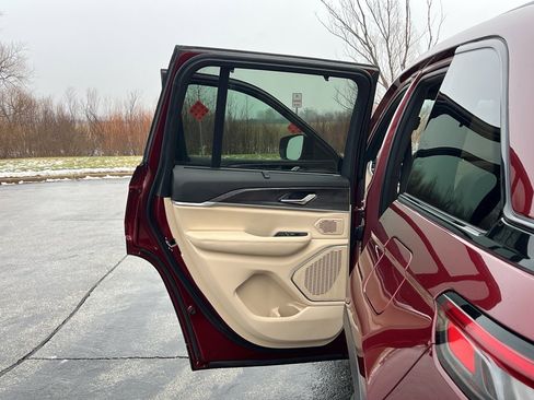 Used 2024 Jeep Grand Cherokee Limited w/ Luxury Tech Group II image 36