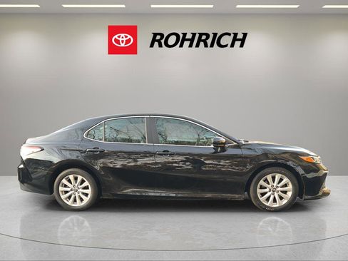 Used 2018 Toyota Camry LE image 4