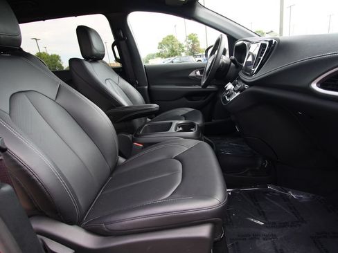Used 2026 Chrysler Pacifica Select AWD/4WD image 8