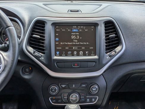 Used 2014 Jeep Cherokee Latitude w/ Comfort/Convenience Group FWD image 17