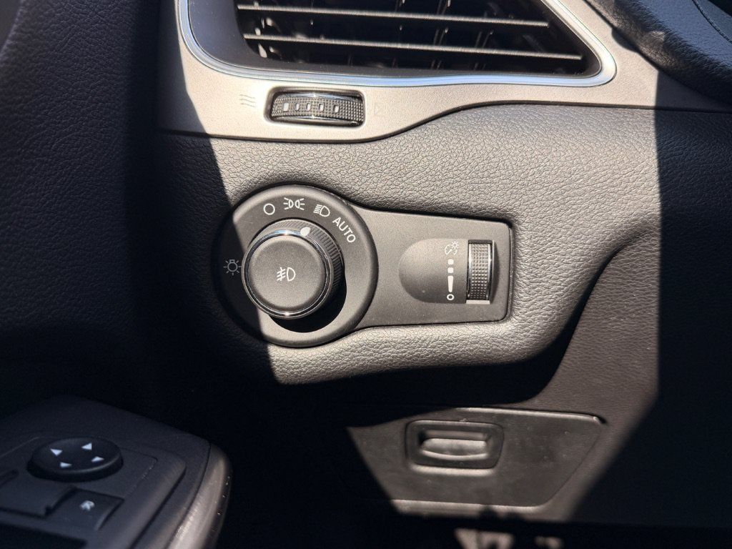 Used 2019 Jeep Cherokee Latitude w/ Popular Appearance Group FWD image 10