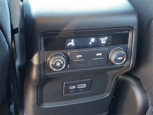 Used 2023 GMC Acadia SLE image 12