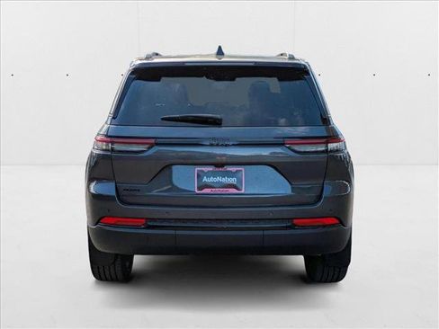 New 2025 Jeep Grand Cherokee Altitude image 8