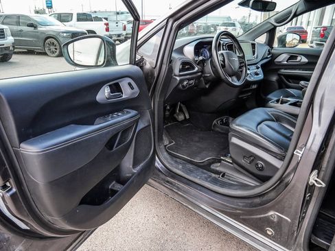 Used 2021 Chrysler Pacifica Touring-L w/ S Appearance Package image 25
