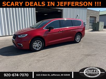 Used 2025 Chrysler Pacifica Select
