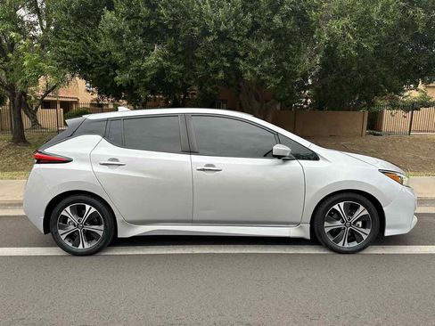 Used 2021 Nissan Leaf SV w/ SV Technology Package image 9