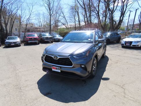 Used 2023 Toyota Highlander XLE image 1